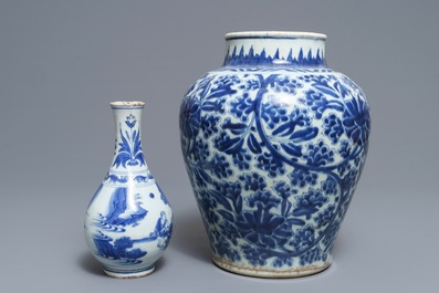 Deux vases en porcelaine de Chine bleu et blanc, &eacute;poque Transition et Kangxi