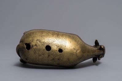Een Mogoolse messing waterdruppelaar of -kan in de vorm van een zeboe, India, 17/18e eeuw