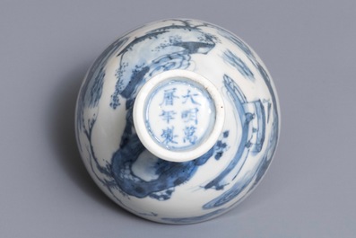 Un bol sur talon en porcelaine de Chine bleu et blanc, marque apocryphe de Wanli