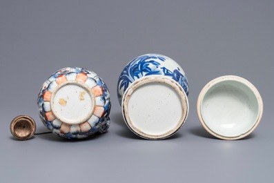 Un vase couvert en porcelaine de Chine bleu et blanc et un kendi de style Imari, Kangxi