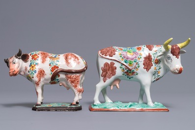 Deux mod&egrave;les de vaches sur bases en fa&iuml;ence de Delft polychrome petit feu, 18&egrave;me