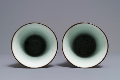Une paire de vases de forme gu en porcelaine de Chine wucai, 19&egrave;me
