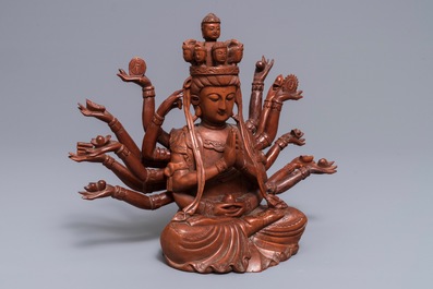 Een Chinese huangyang houten figuur van de 12-armige Guanyin, Republiek, 20e eeuw