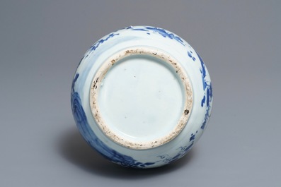 Un grand vase de forme bouteille en porcelaine de Chine bleu et blanc, Wanli