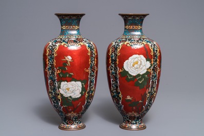 Een paar Japanse cloisonn&eacute; vazen, Meiji, 19e eeuw