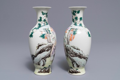 Une paire de vases en porcelaine de Chine famille rose, marque de Ju Ren Tang, R&eacute;publique, 20&egrave;me