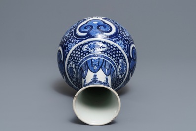 Un vase de forme bouteille en porcelaine de Chine bleu et blanc, marque de Kangxi, 19&egrave;me