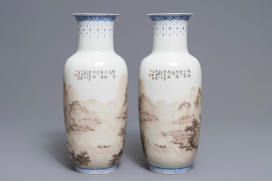Une paire de vases en porcelaine de Chine &agrave; d&eacute;cor de paysages, sign&eacute;s Zhou Guo Jun, R&eacute;publique, 20&egrave;me