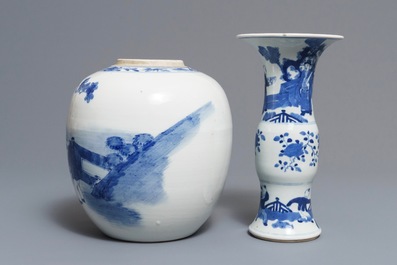 Un grand plat, un pot &agrave; gingembre et un vase en porcelaine de Chine bleu et blanc, 18/19&egrave;me
