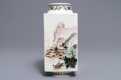 Un vase de forme cong en porcelaine de Chine, 20&egrave;me