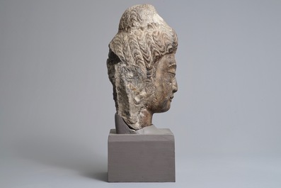 Une t&ecirc;te de Bouddha en pierre calcaire sculpt&eacute;e, Chine, Dynastie Wei du Nord (386-535)