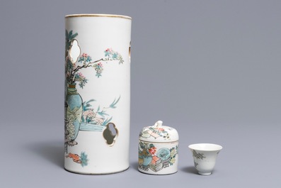 Un porte-chapeau, une tasse &agrave; vin et un r&eacute;chaud en porcelaine de Chine qianjiang cai, sign&eacute; Xu Pinheng, 19&egrave;me