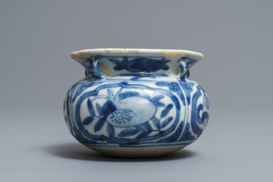 Een blauwwitte Chinese bolvormige wierookbrander en een Longquan celadon schotel, Ming