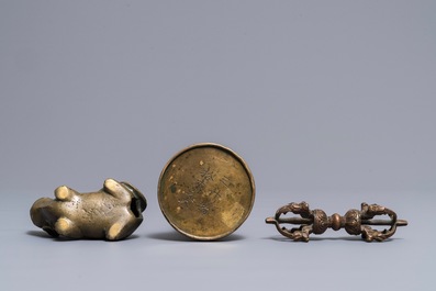 Een Sino-Tibetaanse bronzen dorj, een olifant met inlegwerk en een Japans vaasje,  18/19e eeuw