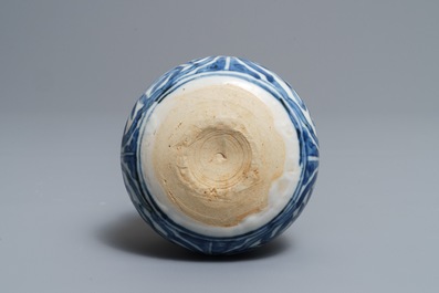 Een blauwwitte Chinese bolvormige wierookbrander en een Longquan celadon schotel, Ming