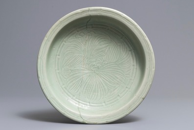 Een blauwwitte Chinese bolvormige wierookbrander en een Longquan celadon schotel, Ming