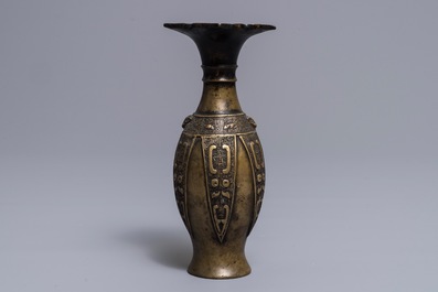 Un vase en bronze de style archa&iuml;que, Chine, 17/18&egrave;me