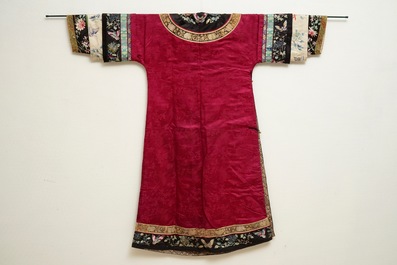 Une robe informelle Manchu en soie brod&eacute;e &agrave; fond rose, 19&egrave;me