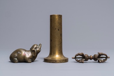 A Sino-Tibetan bronze dorj, an inlaid elephant and a Japanese vase, 18/19th C.