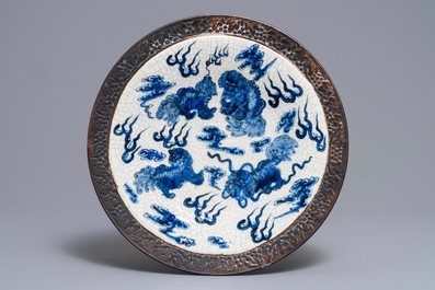 A Chinese Nanking crackle-glazed dish and two vases, 19/20th C.