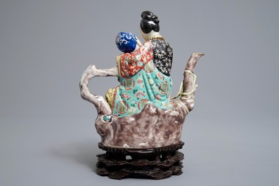 Une th&eacute;i&egrave;re en porcelaine de Chine en forme de couple galant, R&eacute;publique, 20&egrave;me