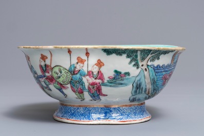 A Chinese famille rose quatre-lobed bowl, Tongzhi mark, 19th C.