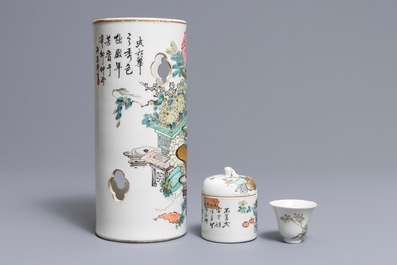 Un porte-chapeau, une tasse &agrave; vin et un r&eacute;chaud en porcelaine de Chine qianjiang cai, sign&eacute; Xu Pinheng, 19&egrave;me