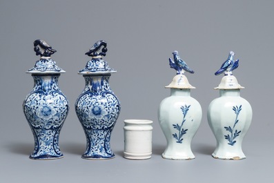 Deux paires de vases couverts et un pot de pharmacie en fa&iuml;ence de Delft en bleu et blanc, 18&egrave;me