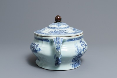 Une terrine couverte en porcelaine de Chine bleu et blanc, Qianlong