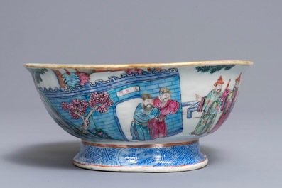 Un bol quadrilobe en porcelaine de Chine famille rose, marque de Tongzhi, 19&egrave;me