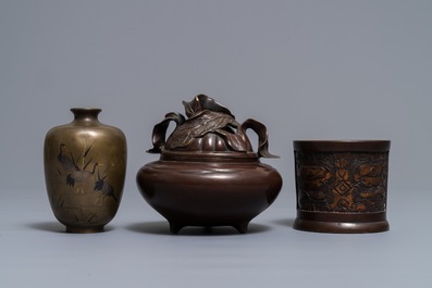 Un vase en bronze incrust&eacute;, un br&ucirc;le-parfum et un pot &agrave; pinceaux en cuivre aux traces de dorure, Japon, Meiji, 19&egrave;me