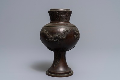 Un vase en bronze &agrave; d&eacute;cor de dragons en relief, Chine, 17/18&egrave;me