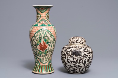 Un plat et deux vases en porcelaine de Chine dite 'de Nankin', 19/20&egrave;me