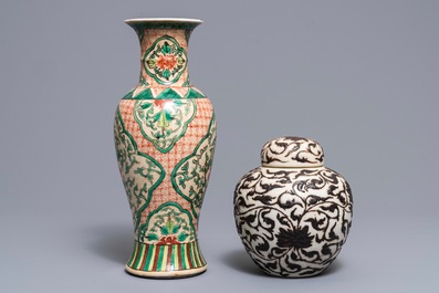 A Chinese Nanking crackle-glazed dish and two vases, 19/20th C.