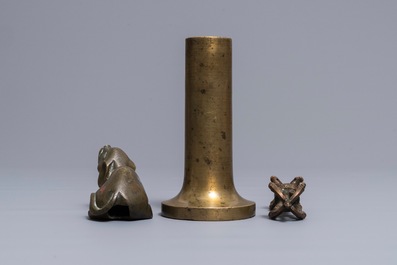 A Sino-Tibetan bronze dorj, an inlaid elephant and a Japanese vase, 18/19th C.