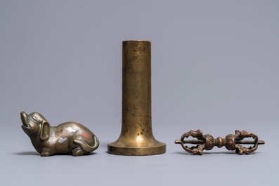 Un dorj en bronze, un &eacute;l&eacute;phant incrust&eacute; et un vase tubulaire, Sino-Tibet et Japon, 18/19&egrave;me