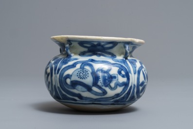 Een blauwwitte Chinese bolvormige wierookbrander en een Longquan celadon schotel, Ming