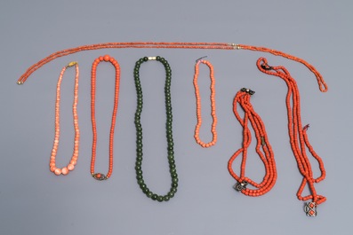 Un lot d'anneaux, bracelets et colliers en jade, corail et argent dans une bo&icirc;te &agrave; bijoux en bois incrust&eacute;, Chine, 19/20&egrave;me