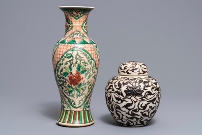 Un plat et deux vases en porcelaine de Chine dite 'de Nankin', 19/20&egrave;me