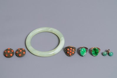 Various Chinese jade, coral and silver bangles, necklaces and rings in a silver-inlaid wooden box, 19/20th C.