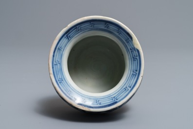 Een blauwwitte Chinese bolvormige wierookbrander en een Longquan celadon schotel, Ming