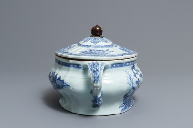 Een Chinese blauwwitte dekselterrine met landschapsdecor, Qianlong