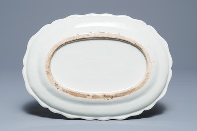 Trois grands plats ovales en porcelaine de Chine famille rose, Qianlong