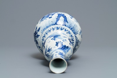 Un vase de forme double gourde en porcelaine de Chine bleu et blanc, Transition