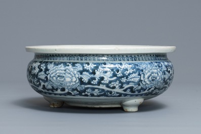 A Chinese blue and white incense burner and a famille rose dish, 19th C.
