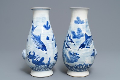 Une paire de vases en porcelaine de Chine bleu et blanc &agrave; d&eacute;cor marin, marque de Kangxi, 19&egrave;me