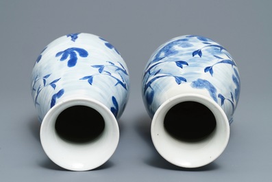 Une paire de vases en porcelaine de Chine bleu et blanc &agrave; d&eacute;cor marin, marque de Kangxi, 19&egrave;me