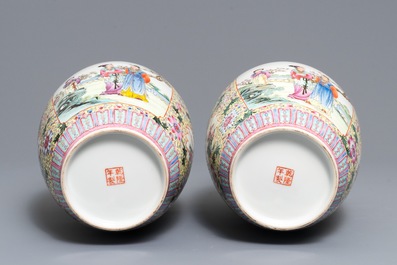 Une paire de vases en porcelaine de Chine famille rose, marque de Qianlong, R&eacute;publique, 20&egrave;me