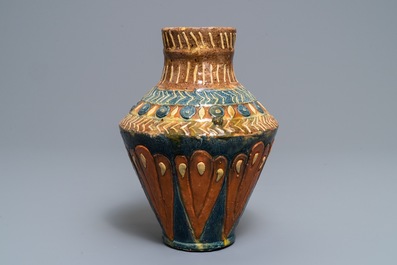 Un vase Art Nouveau en poterie flamande, Leo Maes Vereenoghe, Torhout, 1891-1909