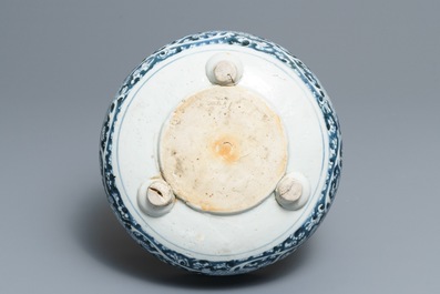 Un br&ucirc;le-parfum en porcelaine de Chine bleu et blanc et un plat famille rose, 19&egrave;me